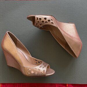 NIB Style&Co Cathiee Round Toe Peep Toe Wedges in Rose Gold Coppertone Size 7.5